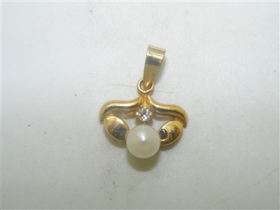 Yellow Gold Pearl Pendant